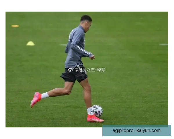 穆西亚拉的防守参与持续提升，表现备受关注