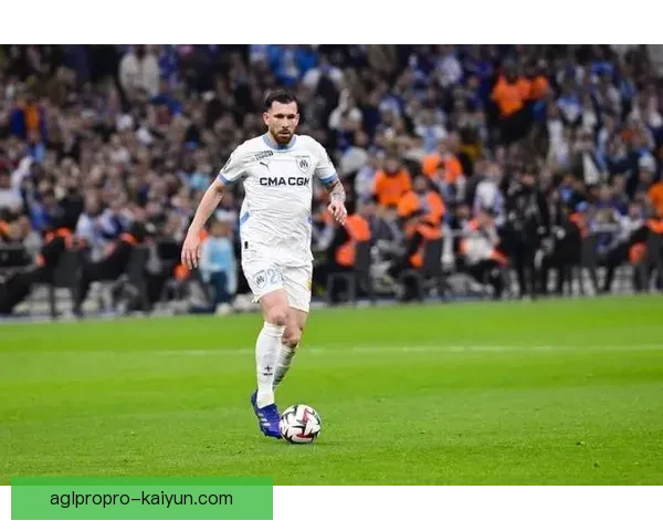 霍伊别尔中场风格持续提升，成为球队中场的核心支柱